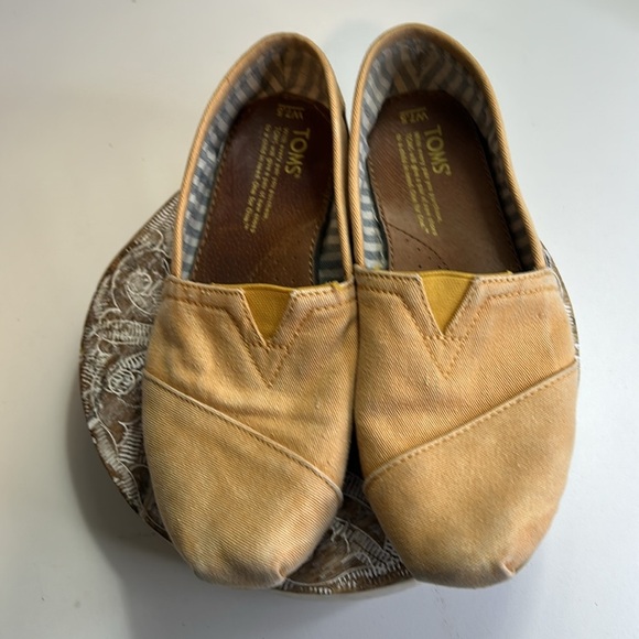 TOMS YELLOW SLIP ON FLATS SIZE 7.5 - Picture 2 of 9